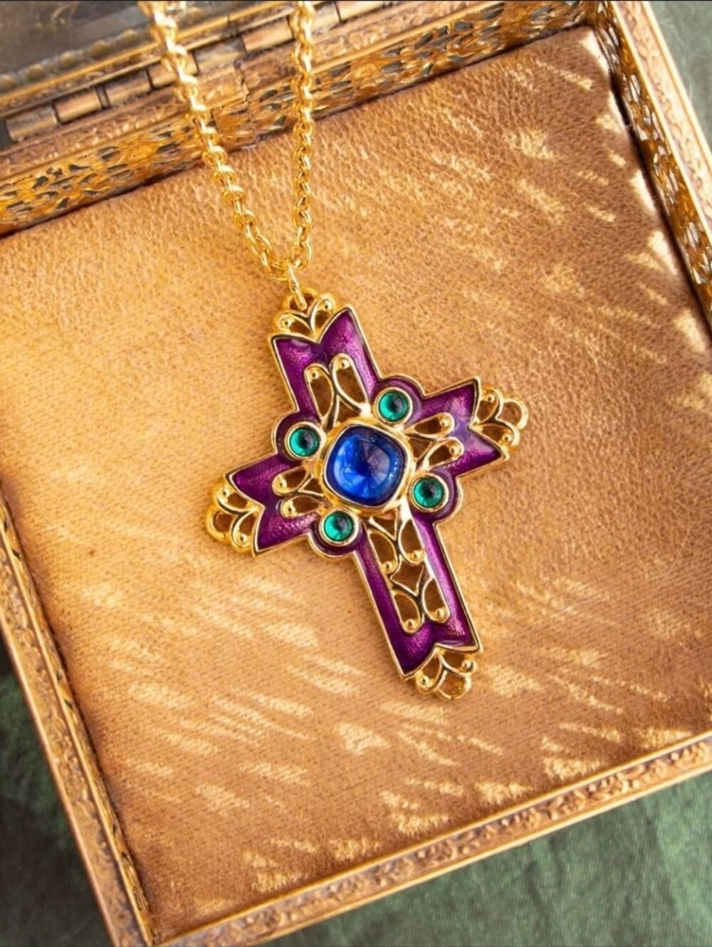 Avon Vintage 1992 Renaissance Style "Fashion Cross" Pendant Necklace - Unisex